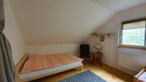 מיטה או מיטות בחדר ב-Domek na kolonii Brąswałdu