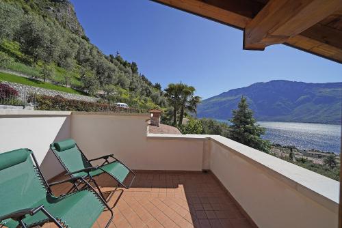 2 sedie su un balcone con vista sull'acqua di Villa Fior di Loto a Limone sul Garda