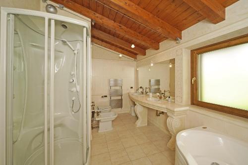 Ванная комната в Villa Fior di Loto