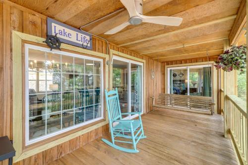 Φωτογραφία από το άλμπουμ του Edgemont Waterfront Cabin Rental with Beach Access! σε Fairfield Bay