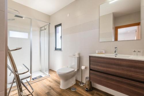 a bathroom with a toilet and a sink and a shower at Casa do Pomar, Piscina Privada, Prainha Alvor! in Alvor