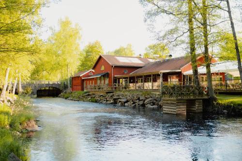 un edificio junto a un río al lado de un edificio en STF Korrö B&B en Linneryd