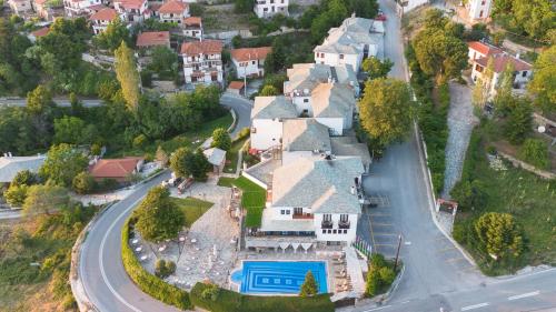 una vista aérea de una casa con piscina en Portaria Hotel en Portariá
