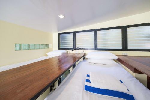 a hospital room with three beds in it at Pintoresco in Anuling