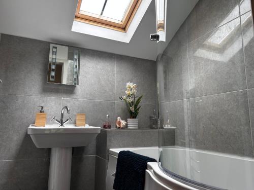 Et badeværelse på Tanyard Cottage - Whixley, York, North Yorkshire