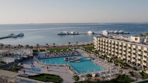 Luftblick auf ein Resort und das Meer in der Unterkunft Aqua Mondo Abu Soma Resort in Hurghada