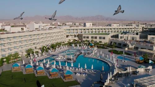 eine Luftansicht eines Hotels mit Pool in der Unterkunft Aqua Mondo Abu Soma Resort in Hurghada