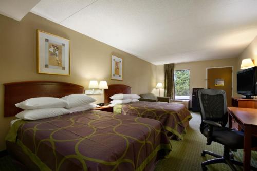 卡爾洪的住宿－卡爾霍恩速8酒店，酒店客房配有两张床和一张书桌