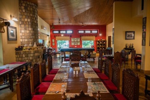 デヘラードゥーンにあるTree of Life Resort Dehradun Foothillsのビリヤード台付きのレストランの長テーブル
