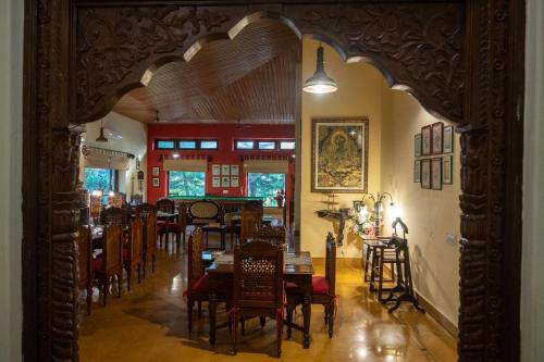 德拉敦Tree of Life Resort Dehradun Foothills的餐厅里有桌椅的餐厅