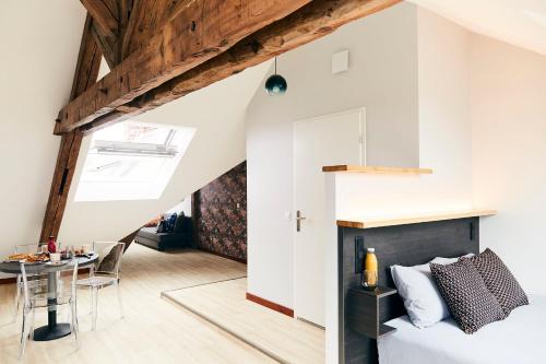 ein Schlafzimmer mit einem Bett und ein Esszimmer mit einem Tisch in der Unterkunft Smart Appart Le Havre 97 in Le Havre