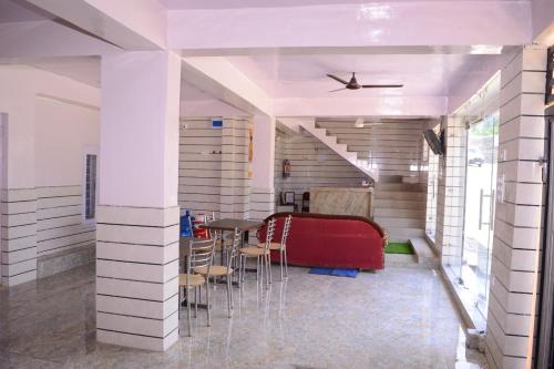Cette chambre comprend une table et des chaises. dans l'établissement Hill View Guest House Bhaderwah, à Bhadarwāh