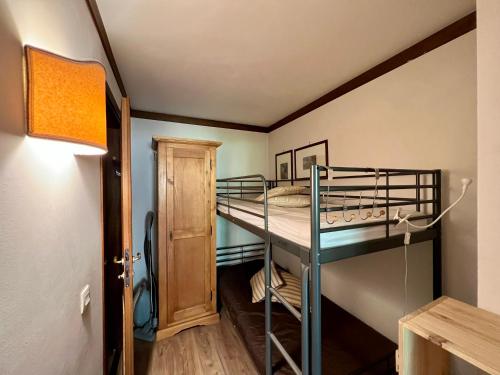 レ・ズッシュにあるBellevue Studio Les Houchesの二段ベッド2組とランプが備わる客室です。