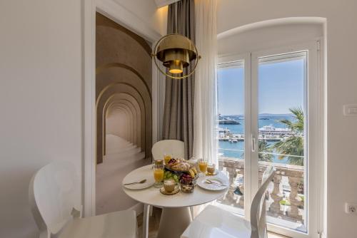 Split finest suite 1