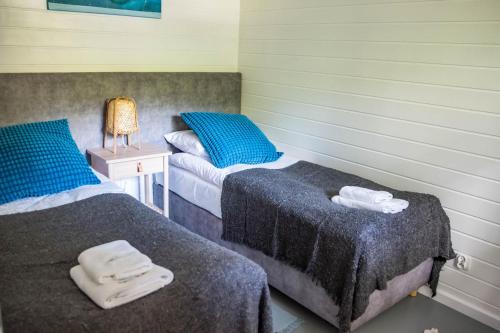 um quarto com duas camas com toalhas em Mistral przy plaży Domki całoroczne em Ustka