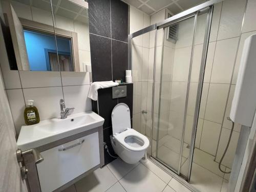 a bathroom with a shower and a toilet and a sink at Merkezi, Şık, denize 3 km Kültür kafeler cad. 2 dk '13' in Antalya