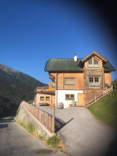 a house with a fence in front of it at Peerfect Ferienwohnungen in Navis
