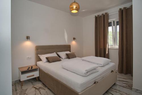 Apartment Luka with pool & jacuzzi