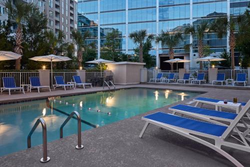 Πισίνα στο ή κοντά στο Holiday Inn Express & Suites Charleston DWTN -Westedge by IHG