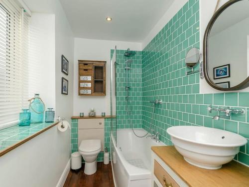 a bathroom with a sink and a tub and a toilet at CASTLE COTTAGE 2 in Richmond