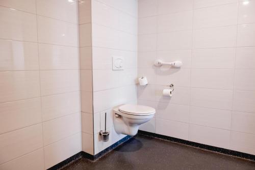 a bathroom with a toilet in a stall at City Hotel de Jonge in Assen