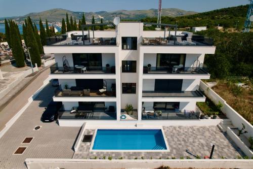 Apartment Luka with pool & jacuzzi