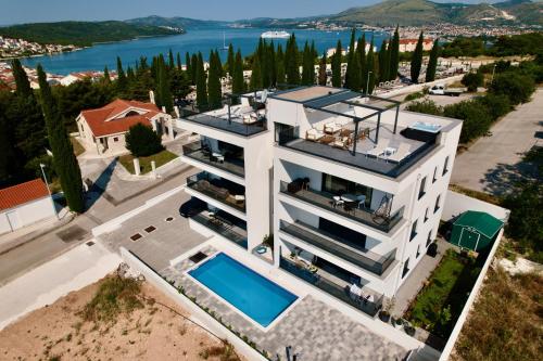 Apartment Luka with pool & jacuzzi