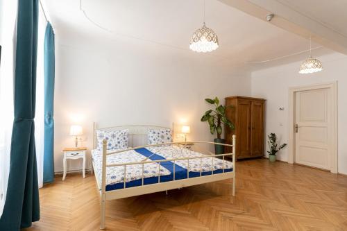een slaapkamer met een bed met een blauw en wit matras bij Downtown Sibiu in Sibiu