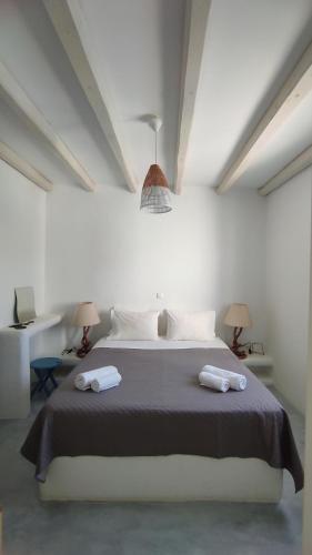 a bedroom with a bed with two towels on it at The Sundown Villa in Parasporos