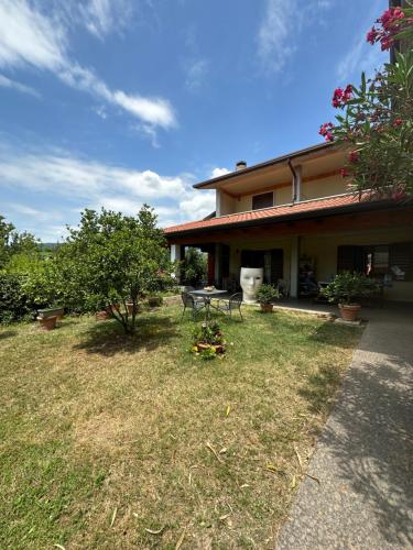 a house with a picnic table in the yard at Agriturismo Fioravante in San Pietro in Cariano