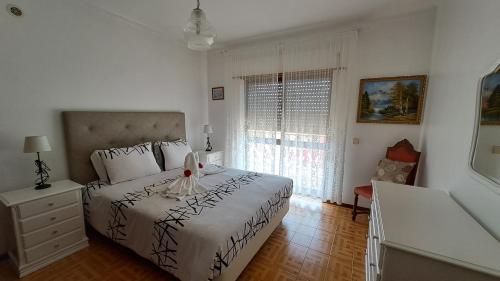 une chambre avec un grand lit et une fenêtre dans l'établissement Albufeira Traditional Apartments IN VILLA, à Albufeira