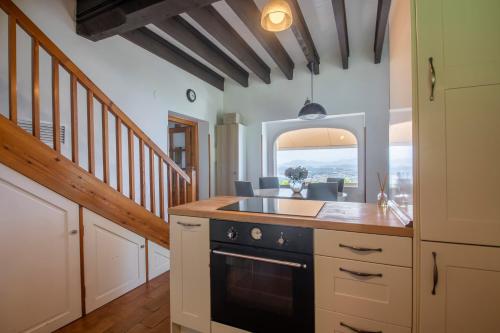 Køkken eller tekøkken på Amazing views over San Sebastian in a family cottage