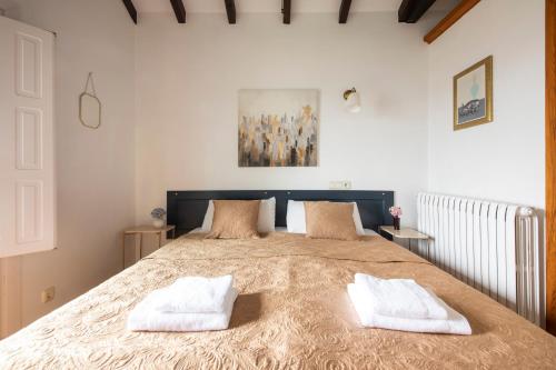 En eller flere senge i et værelse på Amazing views over San Sebastian in a family cottage