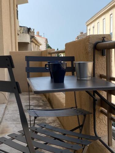 une table et une chaise sur un balcon dans l'établissement LA MAISON D'ANTONIN 2, à Nîmes
