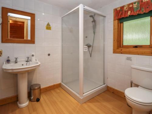 ein Bad mit einer Dusche, einem WC und einem Waschbecken in der Unterkunft The Great Escape in Louth