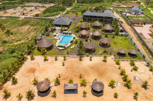 una vista aérea de un complejo con piscina en Lemon Beach Resort, en Elmina
