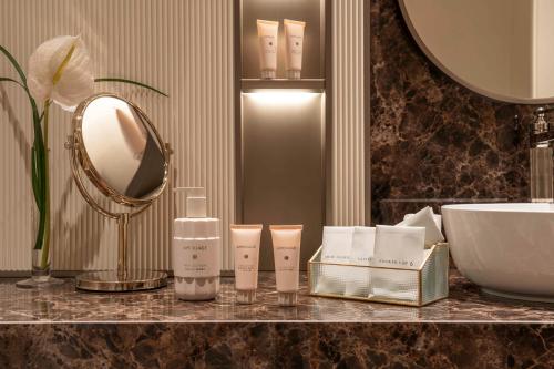 La salle de bains est pourvue d'un lavabo et d'un miroir. dans l'établissement Bellerive Lifestyle Hotel, à Salò