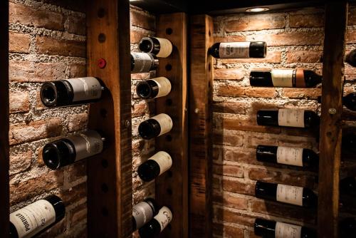 una pared de botellas de vino en una bodega en Los Espinillos Hotel y Spa en Villa Carlos Paz