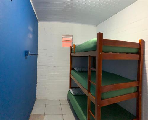 a room with two bunk beds in a room at HOSTEL PACÍFICO in Tramandaí