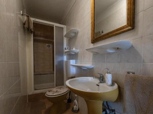 Garden Apartment Marina في دوبروفنيك: حمام مع حوض ومرحاض ومرآة