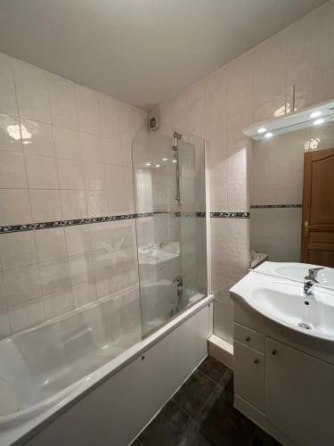 ein Bad mit einer Badewanne, einem Waschbecken und einer Dusche in der Unterkunft Townhouse The Granary Bourg d’Oisans in Le Bourg-dʼOisans