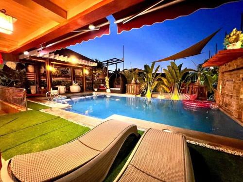 una piscina en el patio trasero de una casa en Delia's Guest House en Isla de Mactán