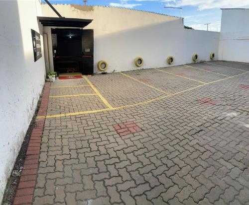 un parcheggio con un edificio con porta di HOSTEL PACÍFICO a Tramandaí
