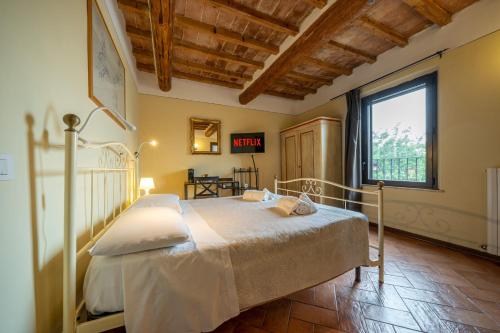 - une chambre avec un lit et une grande fenêtre dans l'établissement Casello A1, Modena sud - Villa Aurora Charming Rooms, à Modène