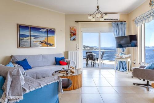 斯基尼亞斯的住宿－Seascape 3 Bedroom House，客厅配有沙发和桌子