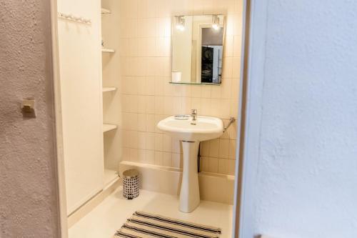 une salle de bain avec un lavabo et un miroir dans l'établissement Le COUMÉ VAI, à Cassis