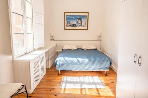 une chambre avec un lit dans le coin d'une pièce dans l'établissement Le COUMÉ VAI, à Cassis