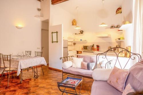 un salon avec un canapé et une table dans l'établissement Le COUMÉ VAI, à Cassis