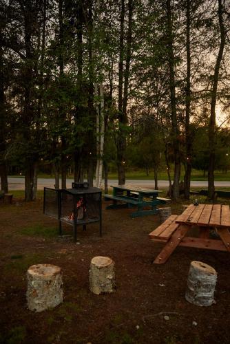 a park with a picnic table and some trees at Hôtel UNIQ - Domaine Saint-Bernard in Mont-Tremblant