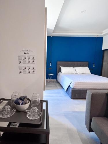 Un dormitorio con una cama y una mesa con platos. en BeTurin en Turín
